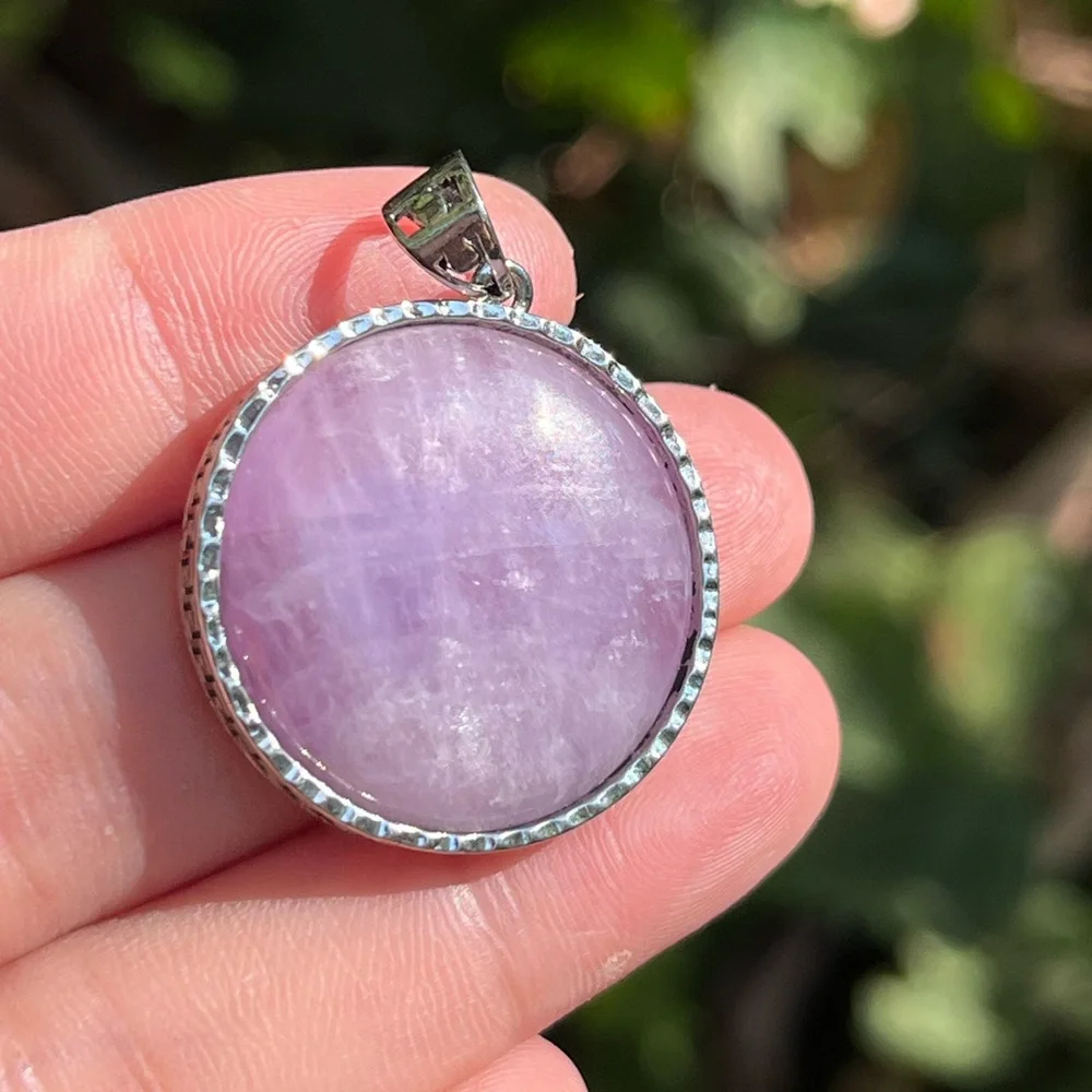 Silver plated round flashy‎ kunzite pendant